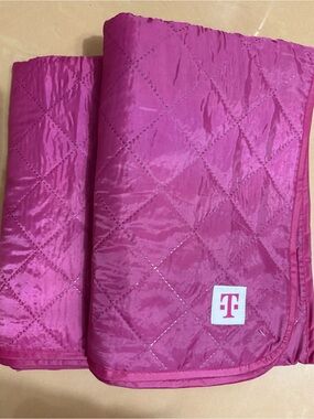 2 x T-Mobile Magenta Quilted Outdoor Throw Blanket